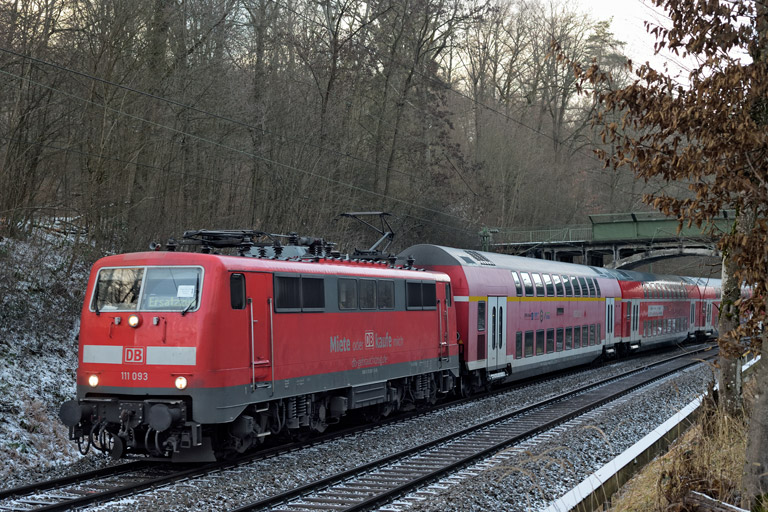 111 093 mit RE 63886 bei km 11,6 (Januar 2024)