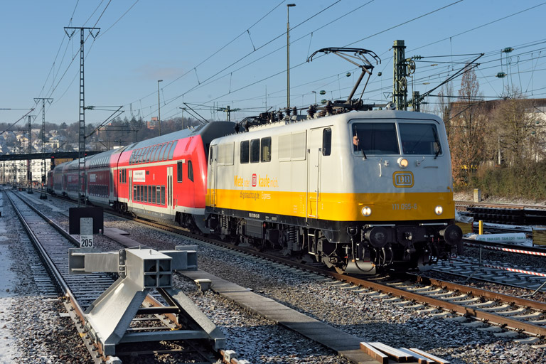 111 095 mit RE 32895 bei km 15,8 (Januar 2024)