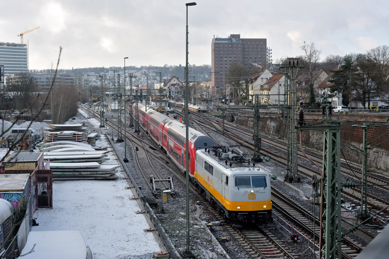 111 095 mit RE 32897 bei km 15,4 (Januar 2024)