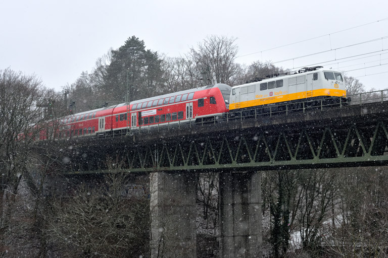 111 095 mit RE 63884 bei km 14,6 (Januar 2024)