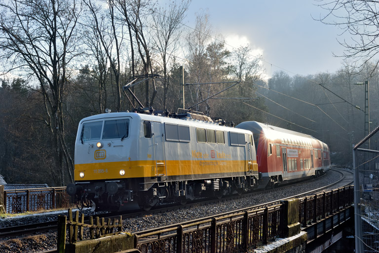111 095 mit RE 63885 bei km 11,0 (Januar 2024)