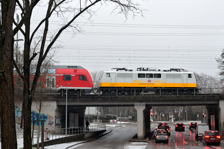 111 095 mit RE 63886 bei km 16,4 (Januar 2024)