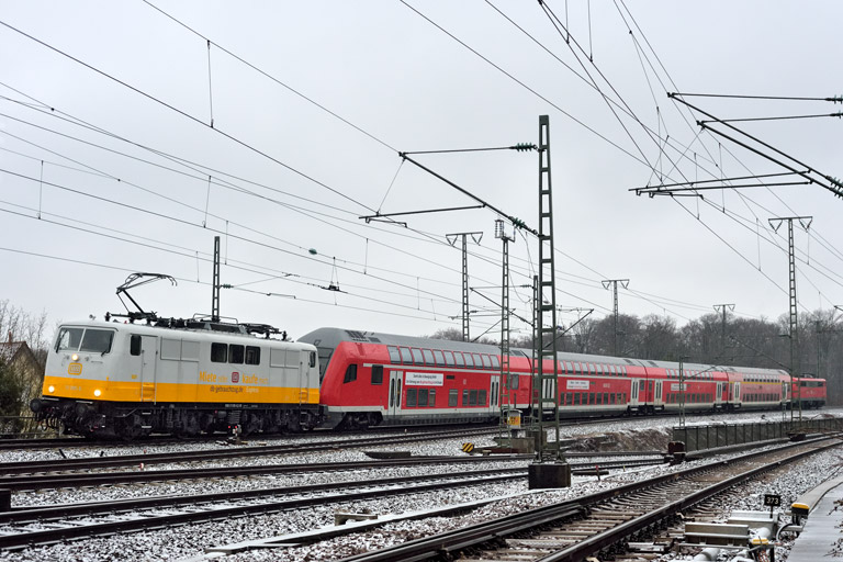 111 095 mit RE 63887 bei km 17,0 (Januar 2024)