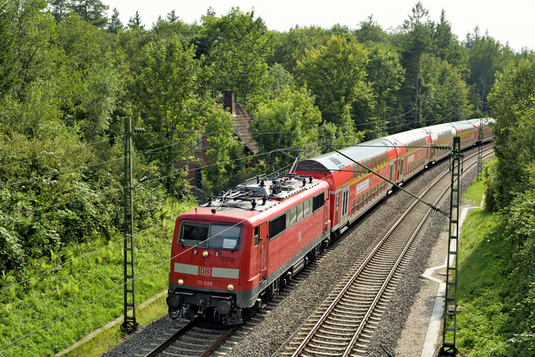 111 096 mit RE 21773 bei km 19,2 (August 2024)
