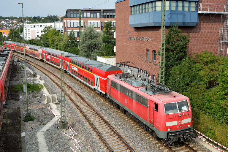111 189 mit RE 21757 bei km 16,0 (August 2024)