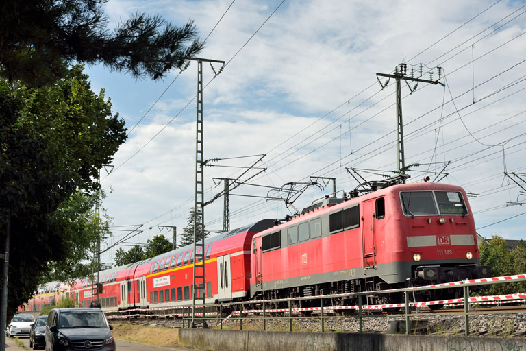 111 189 mit RE 21759 bei km 16,6 (August 2024)