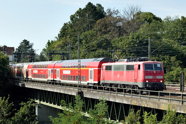 111 189 mit RE 21759 bei km 14,6 (August 2024)