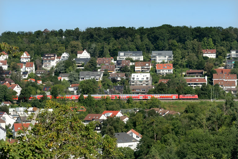 111 189 mit RE 21760 bei km 12,8 (August 2024)
