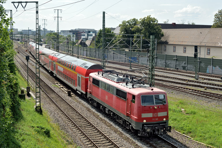 111 189 mit RE 21769 bei km 25,6 (August 2024)
