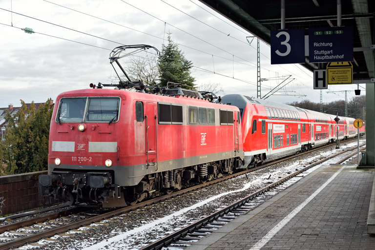 111 200 mit RE 63885 bei km 16,8 (Januar 2024)