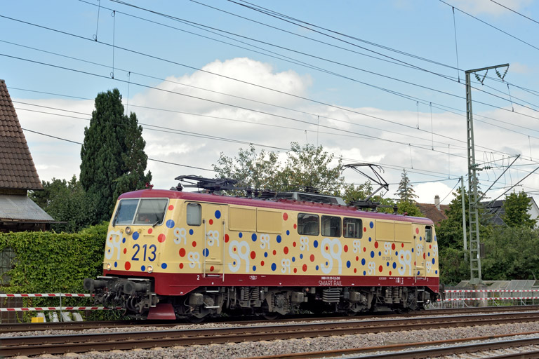111 213 als Tfzf 93084 bei km 16,6 (Juli 2024)