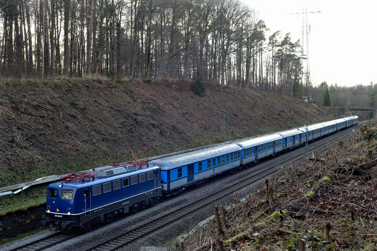 115 261 mit DLr 62115 bei km 19,0 (Dezember 2024)