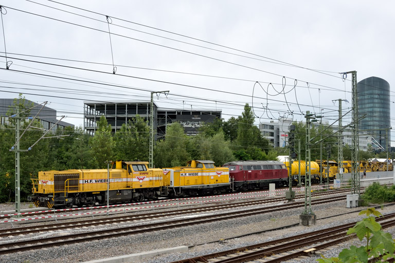 1277 018, 212 107 und 215 018 bei km 15,4 (Juli 2024)