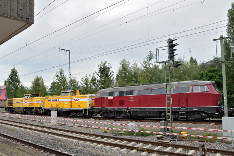 1277 018, 212 107 und 215 018 bei km 15,4 (Juli 2024)