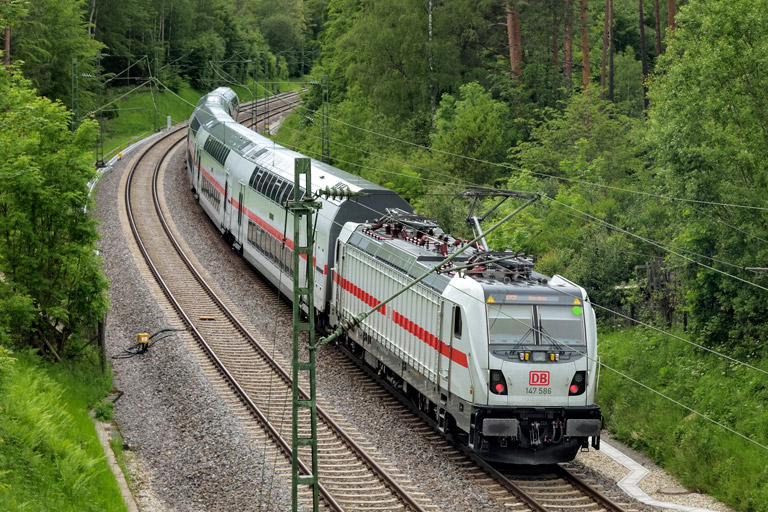 147 586 mit IC 2527 bei km 19,2 (Mai 2024)