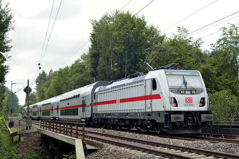 147 586 mit IC 2855 bei km 18,4 (September 2024)