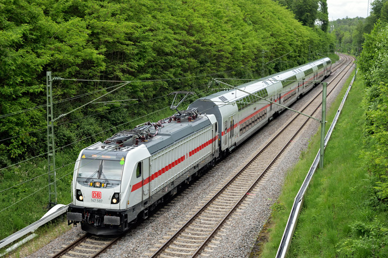 147 587 mit IC 2515 bei km 19,0 (Mai 2024)