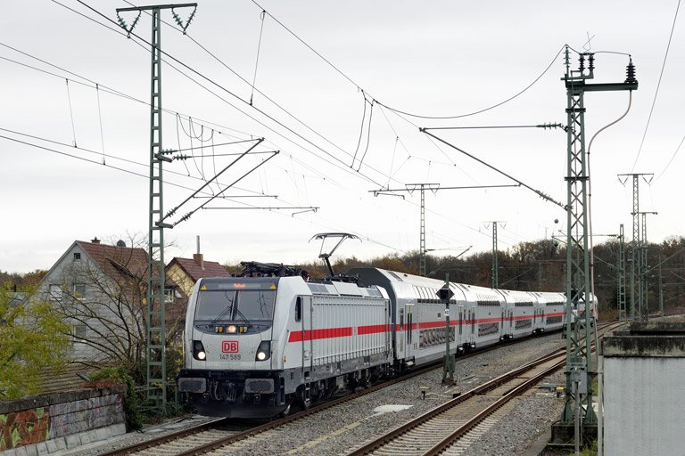 147 589 mit IC 2932 bei km 16,8 (November 2024)