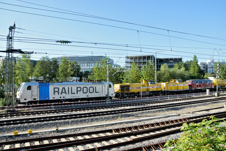 187 006, 1277 018, 212 107 und 215 018 bei km 15,4 (Juli 2024)