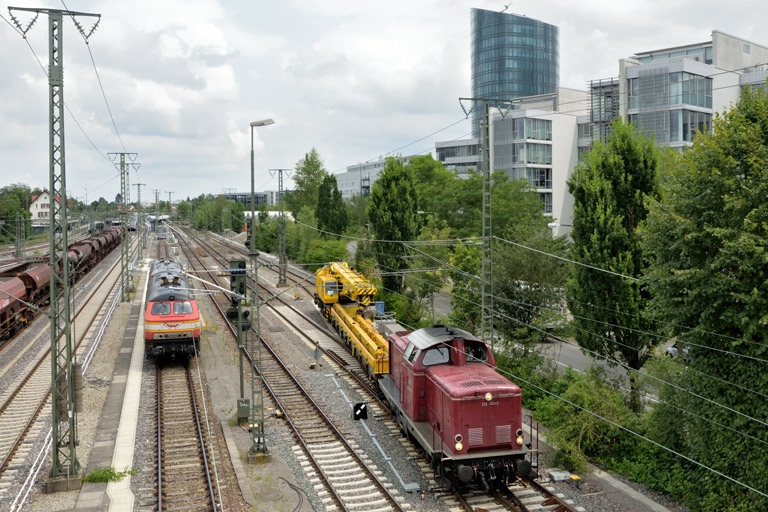 211 133, 225 079 und 215 018 bei km 15,8 (Juli 2024)