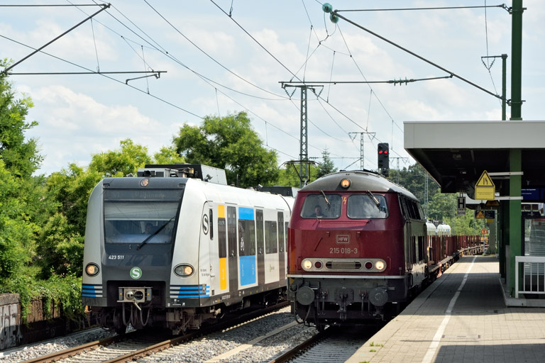 215 018 und 423 011 bei km 16,8 (Juli 2024)