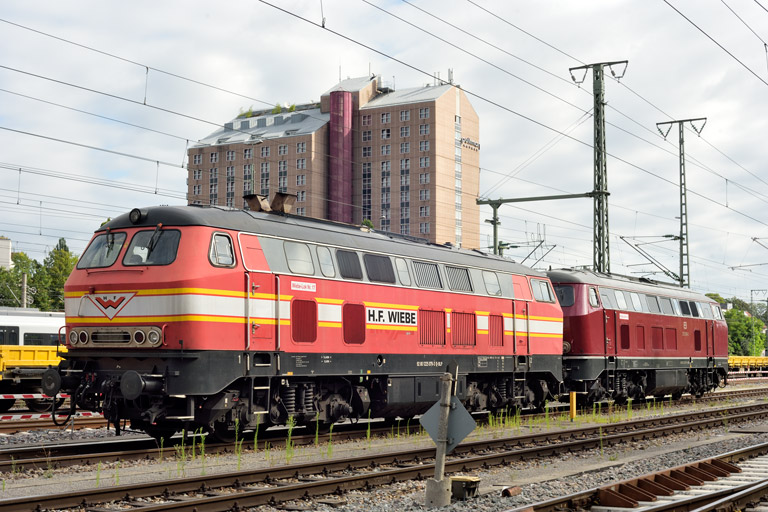 225 079 und 215 018 bei km 15,8 (Juli 2024)