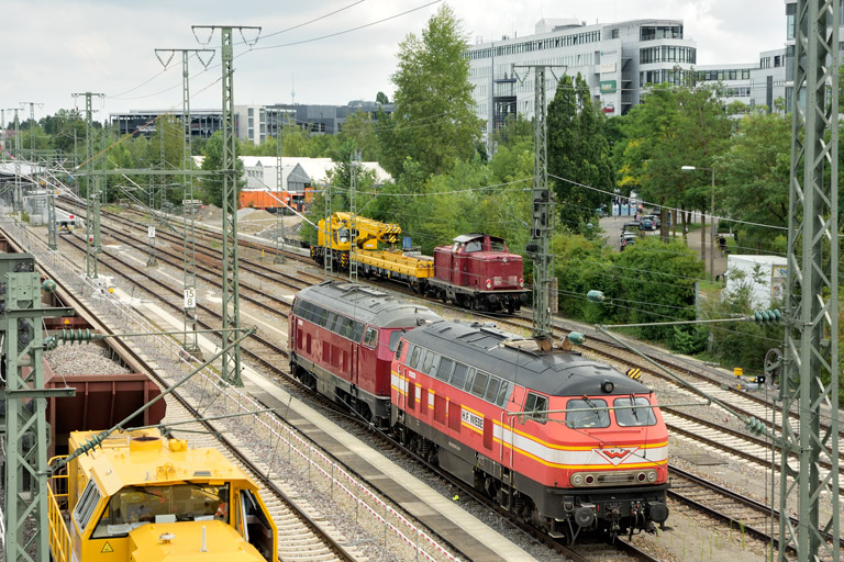 225 079, 215 018 und 212 133 bei km 15,8 (Juli 2024)