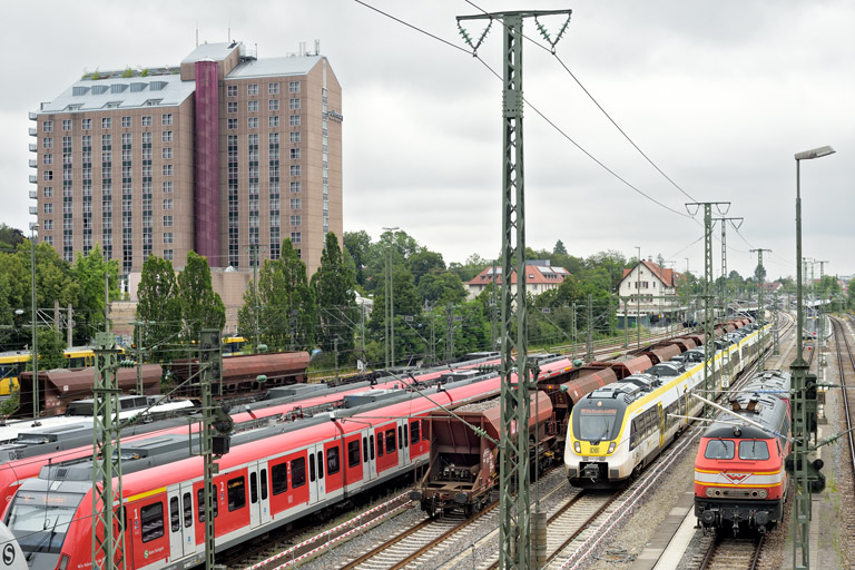 3442 209 und 3442 201 als RE 17631/17633 sowie 225 079 und 215 018 bei km 15,8 (Juli 2024)