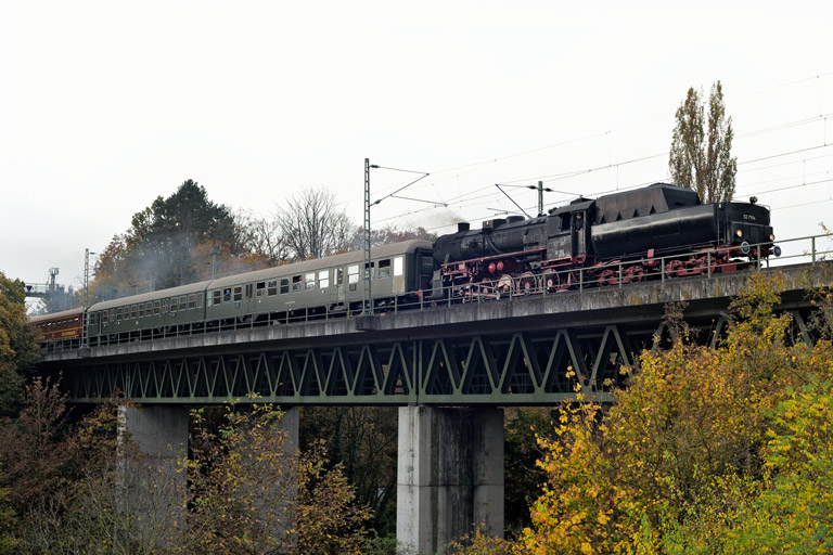 52 7596 mit DPE 82587 bei km 14,6 (Oktober 2024)