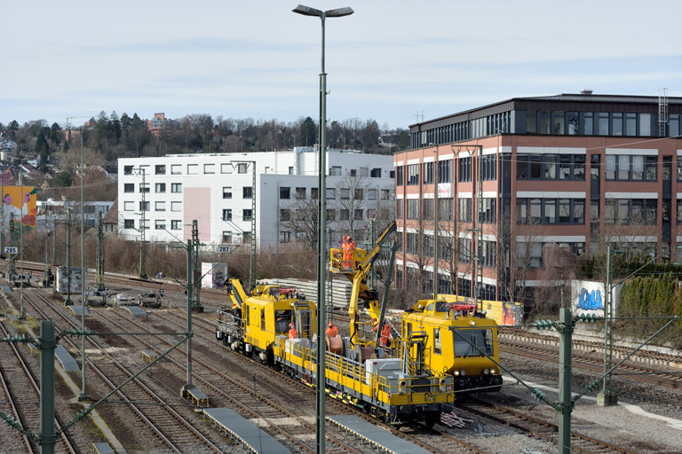 703 108 und 703 107 bei km 16,0 (Februar 2024)