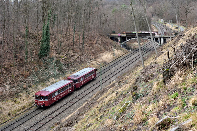 998 554 und 798 469 als DPE 28081 bei km 9,6 (Februar 2024)
