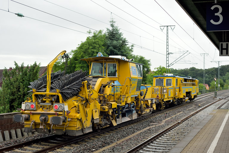 Stopf- und Planiermaschinenzug bei km 16,8 (Juni 2024)