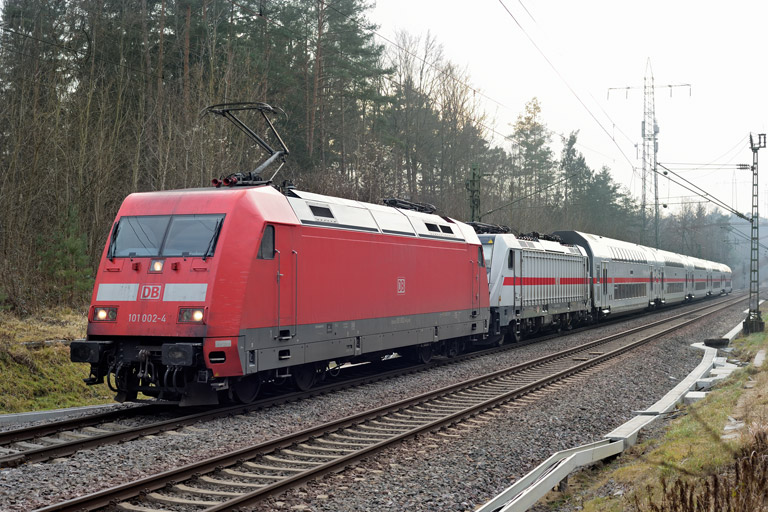 101 002 und 147 578 mit LPF-T 77757 bei km 18,2 (Februar 2025)