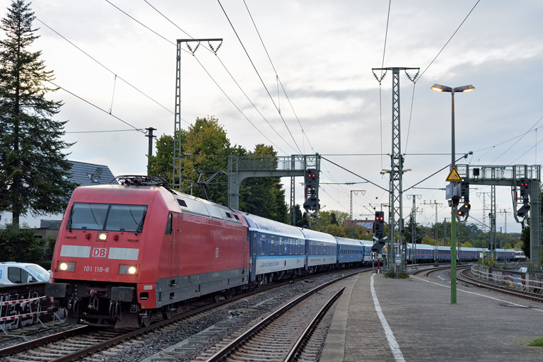 101 118 mit Nj 408 bei km 16,8 (Oktober 2025)