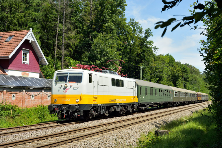 111 049 mit Dz 88281 bei km 18,2 (August 2025)