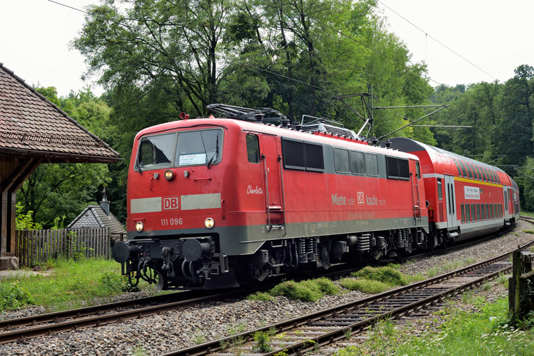 111 096 mit RE 19920 bei km 11,2 (Juli 2025)