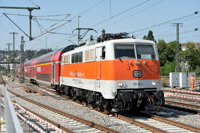 111 111 mit RE 19912 bei km 15,6 (August 2025)
