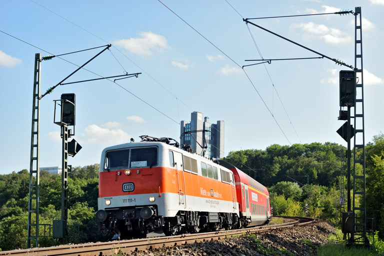 111 111 mit RE 19924 bei km 13,4 (August 2025)