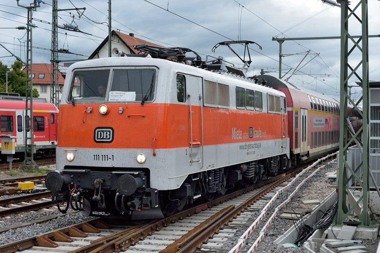 111 111 mit RE 19925 bei km 15,6 (September 2025)
