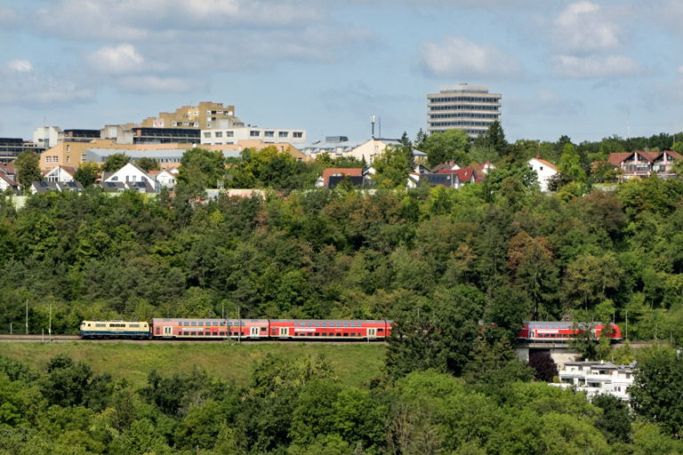 111 174 mit RE 19913 bei km 13,2 (August 2025)