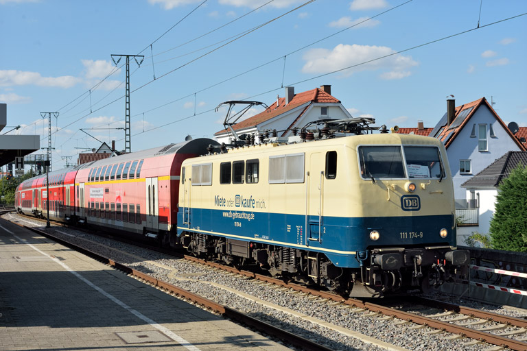 111 174 mit RE 19923 bei km 16,8 (August 2025)