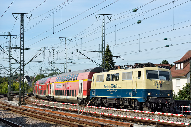 111 174 mit RE 19923 bei km 16,6 (August 2025)