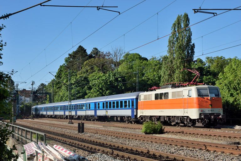 111 185 mit RE 1826 bei km 14,6 (Mai 2025)