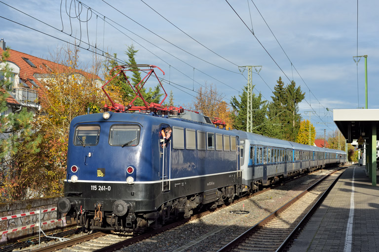 115 261 mit RE 1826 bei km 16,8 (November 2025)