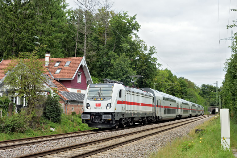 147 551 mit IC 1089 bei km 18,2 (August 2025)