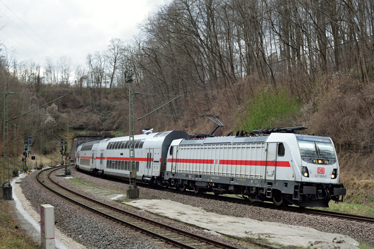 147 568 mit IC 2383 bei km 17,4 (April 2025)