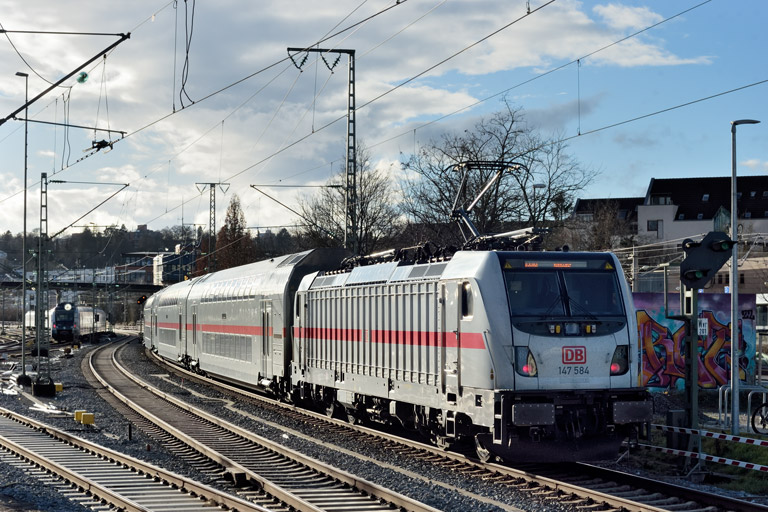 147 584 mit IC 2383 bei km 15,6 (Januar 2025)