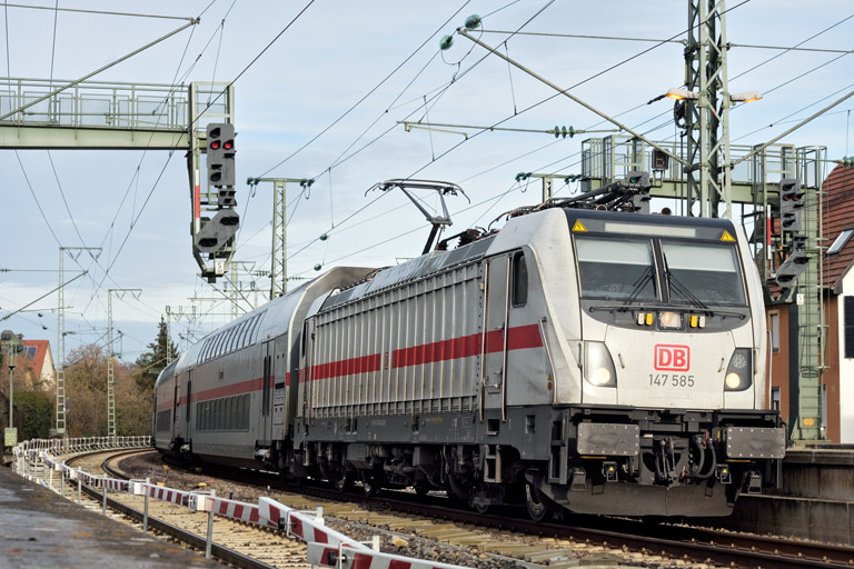 147 585 als IC 185 bei km 16,8 (Dezember 2025)