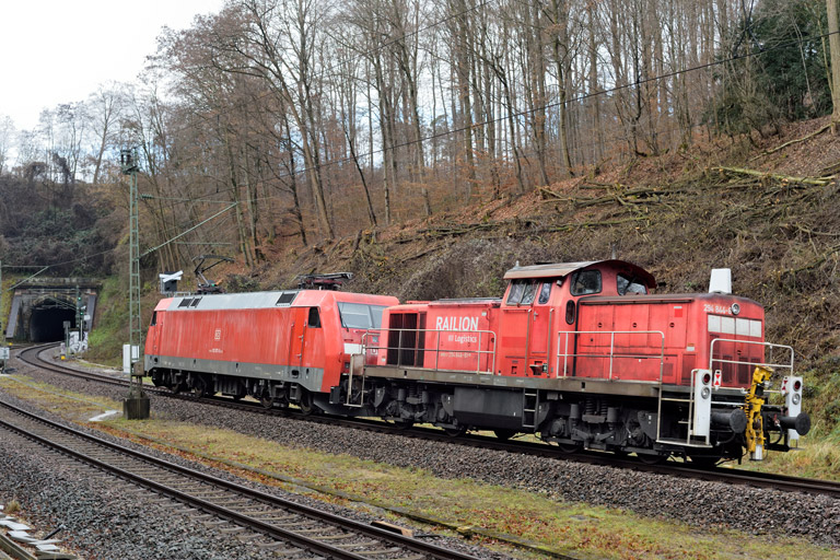 152 072 und 294 844 als T 62650 bei km 17,4 (Dezember 2025)
