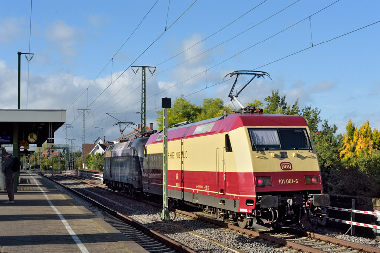 182 510 und 101 001 als Tfzf 320 bei km 16,8 (Oktober 2025)